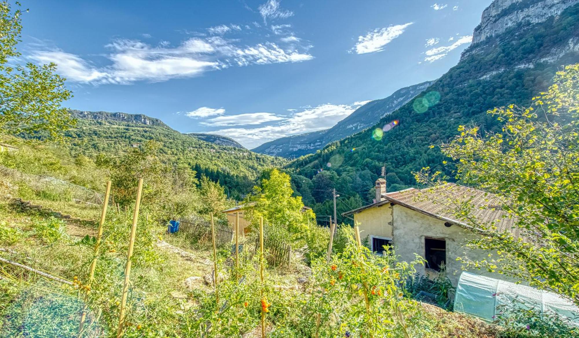 Laura Happy Guest House Tenay Exterior foto